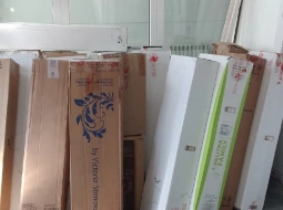 Выгрузили рулоны обоев